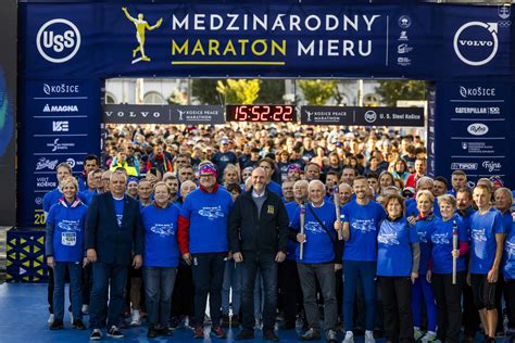 Grafické logo Medzinárodného maratónu mieru s odkazom na dielo Arpáda Račka.