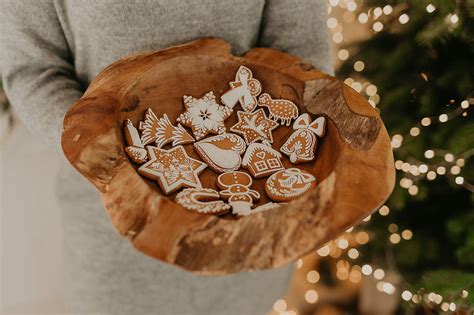 Ilustračná fotografia rôznych vianočných medovníkov vykrojených do tvaru stromčeka.