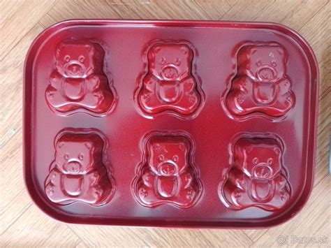 Sada rôznych formičiek na pečenie vrátane čísel, kávových zŕn a drevenej formičky na rožteky.