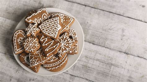 Koláž fotografií spokojných zákazníkov s medovníkmi alebo inými výrobkami.