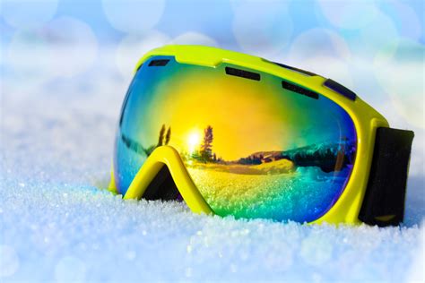 Koláž rôznych modelov lyžiarskych prilieb a okuliarov