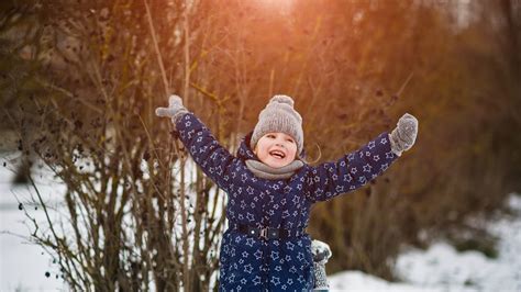 Deti sa zabávajú na snehu s krátkymi lyžami