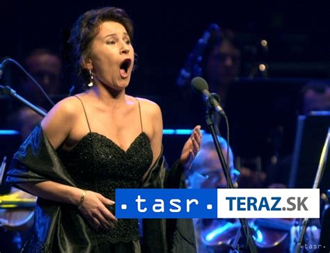 Operná speváčka Adriana Kučerová na pódiu