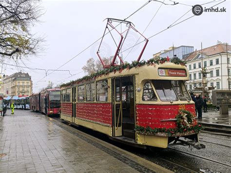 Zimná panoráma Popradu s vianočnou výzdobou a Tatrami v pozadí