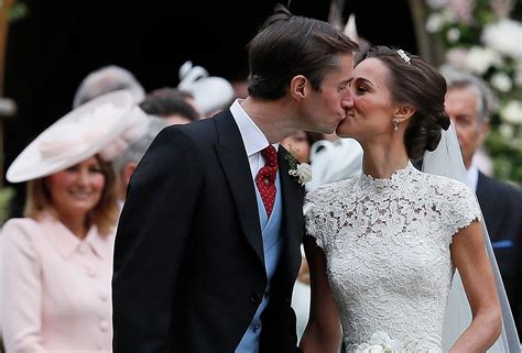 Pippa Middleton v svadobných šatách od dizajnéra Gilesa Deacona