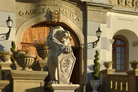 Vkusná kvetinová výzdoba vstupu do zámku Galicia Nueva