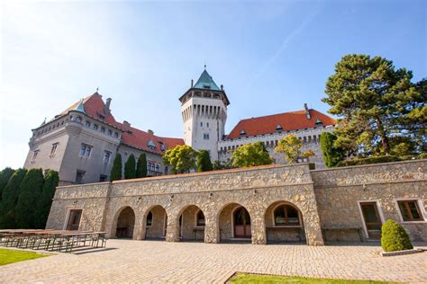 Fotografia zámku Pezinok, prípadne nádvoria s prípravami na obrad