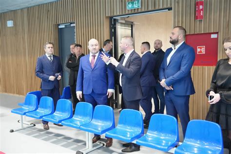 Tematické foto otvorenia novej budovy, prestrihávanie pásky