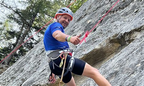 Tematická fotografia: muž lezie po skalách v horách