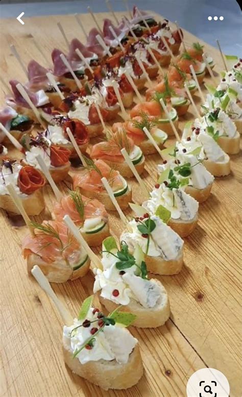 fotografia pestrého stola s fingerfood pochúťkami a domácimi limonádami