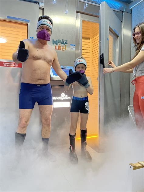 Osoba v kryokomore počas kryoterapie
