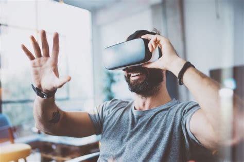 Muž používajúci okuliare na virtuálnu realitu