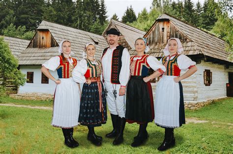 Mužská spevácka skupina VÁRAĎANI počas vystúpenia alebo krstu CD