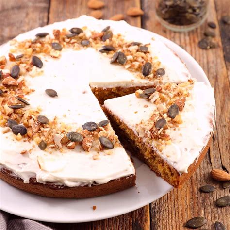 Ilustračná fotografia mrkvovej torty s orechami