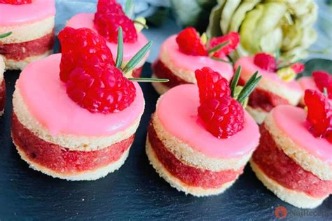 ilustračné foto šťavnatých punčových rezov s ružovou polevou