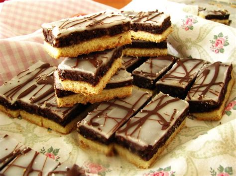 priečne rezy punčových koláčov s polevou