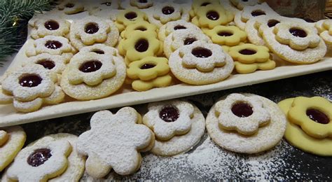 linecké koláčiky v rôznych tvaroch s lekvárom