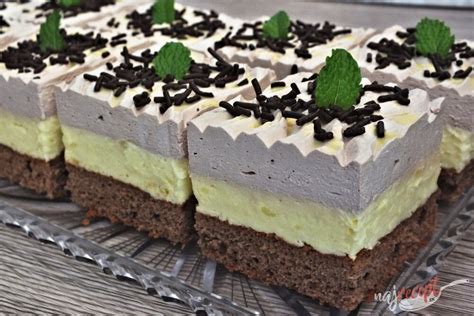 krémové rezy s vaječným likérom na tanieri