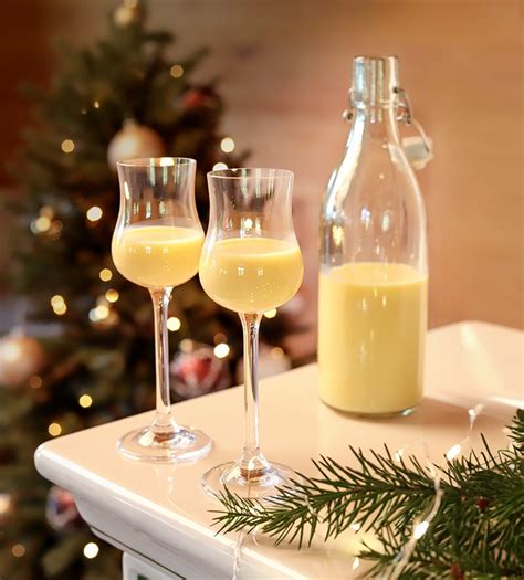 domáci vaječný likér v ozdobnej fľaši