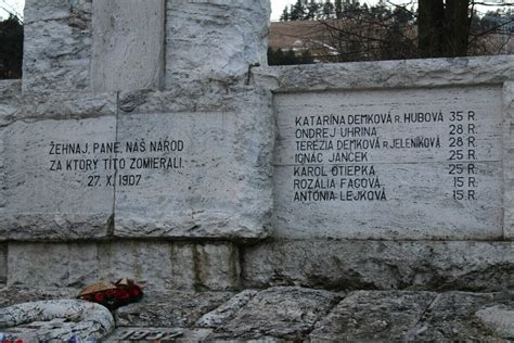 pamätník obetiam černovskej tragédie na cintoríne v Černovej