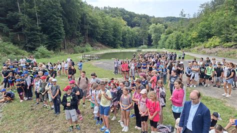 Skupinová fotografia zamestnancov a hostí pri príležitosti 20. výročia školy