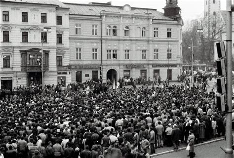 Fotografia Námestia SNP v Bratislave počas osláv výročia Nežnej revolúcie