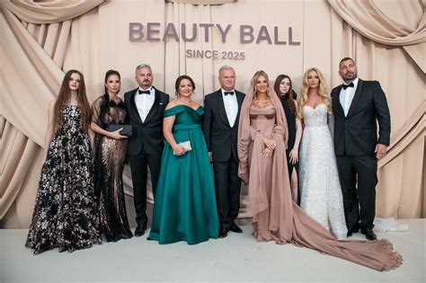 Tematické foto: družička pripínajúca pierka hosťom