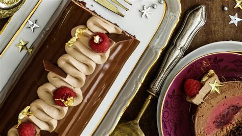 detailný záber na vianočný zákusok Buche de Noël zdobený cukrovými figúrkami