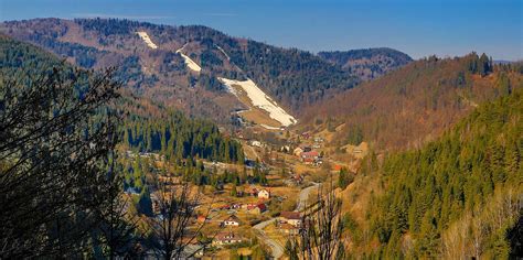 Panoramatický pohľad na malebnú oravskú dedinku v zime