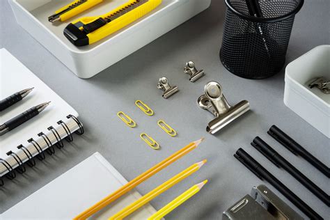 Fotografia kancelárskeho stola s organizovanými pomôckami, elegantným perom a zápisníkom