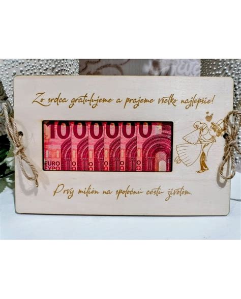 Ilustračná fotografia páru odovzdávajúceho si svadobný dar