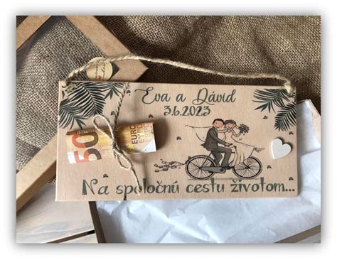 Fotografia rôznych kreatívnych spôsobov balenia peňazí na svadbu