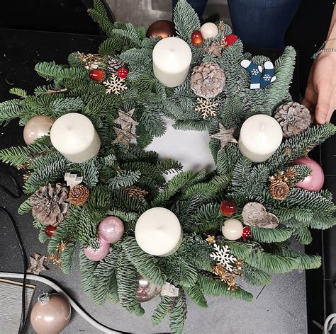 Ukážka rôznych druhov ihličnatých vetvičiek vhodných na výrobu adventného venca.