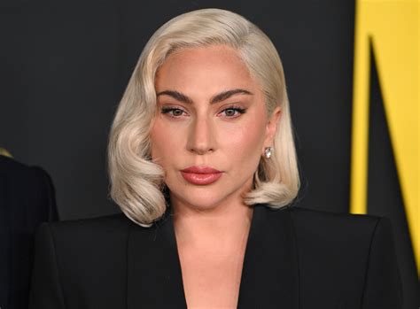 Tematické foto: Lady Gaga sa prechádza po pláži, obklopená paparazzmi