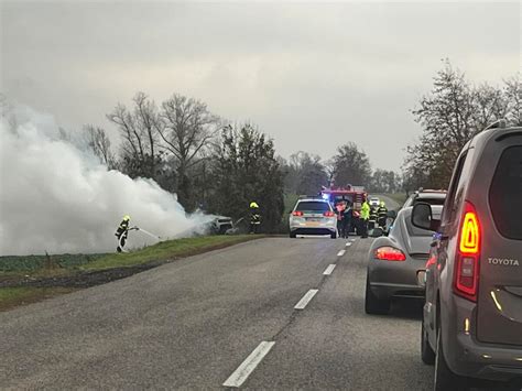 Ilustračná fotografia dievčatka v krstových šatách.