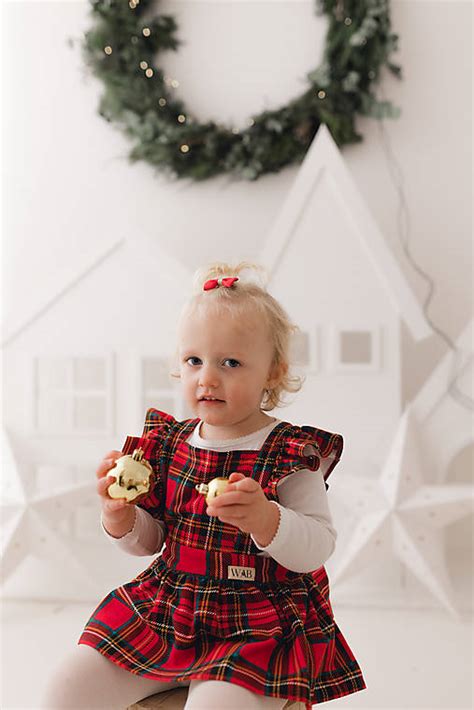 Ukážka rôznych typov krstových šiat a doplnkov pre dievčatká.