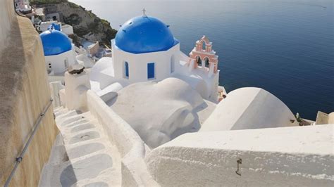 Malebné biele domčeky s modrými strechami na Santorini