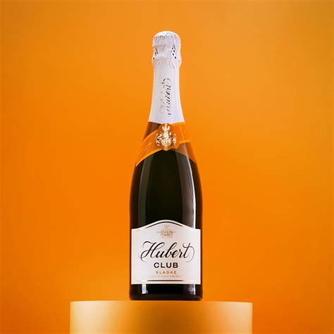 Sladké pochutiny a šampanské s originálnymi paličkami