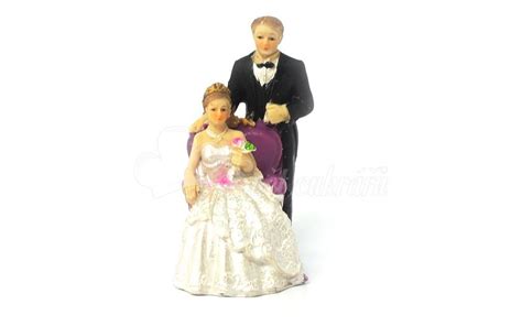 Nevesta sediaca na ozdobnom tróne