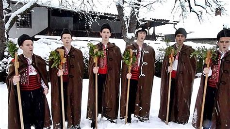 Skupina bulharských koledari v tradičných odevoch so survačkami