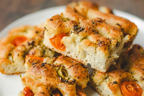 receptová fotografia: focaccia s rôznymi prísadami