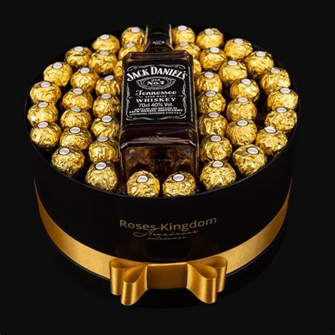 Kompilácia rôznych darčekových boxov a sád pre mužov, vrátane whisky kufríka, sady s ploskačkou a narodeninových boxov.