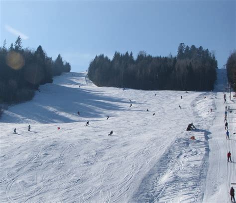 fotografia zasnežovania v lyžiarskom stredisku