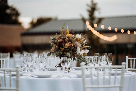 Ilustrácia svadobného stolovania s výzdobou