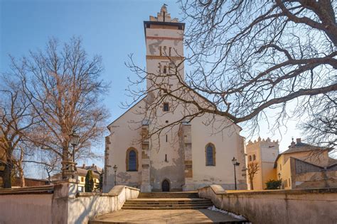 Tematická fotografia Farského kostola Povýšenia svätého Kríža v Nových Zámkoch