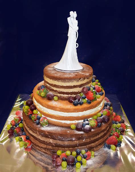 Inšpiratívne foto: Trojposchodová holá torta s ovocím a jemnými dekoráciami