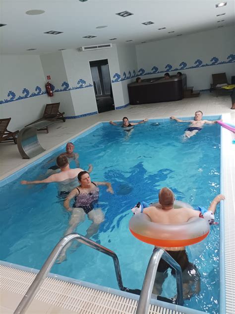 fotografia malej Martiny Moravcovej v bazéne s rodičmi