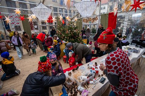 Tematické foto: deti tancujúce na vianočnej párty