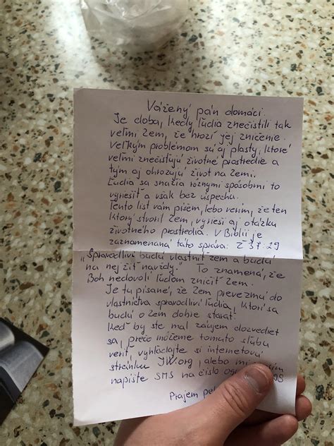 Tematická fotografia: Ruky tvoriace blahoželanie alebo obálka s osobným blahoželaním v poštovej schránke