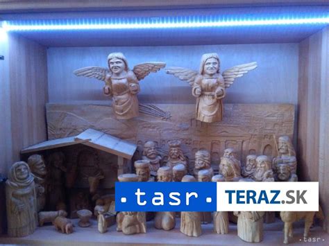 Detailná fotografia dreveného betlehemu s novými rezbárskymi prvkami